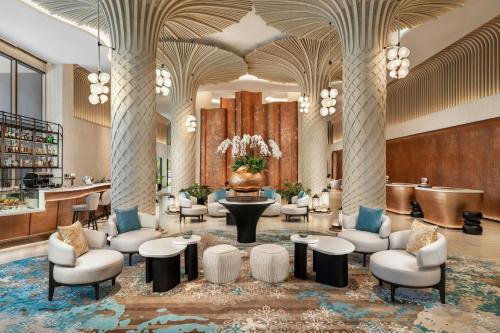 een lobby van een hotel met stoelen en tafels bij Pattaya Marriott Resort and Spa in Jomtien Beach