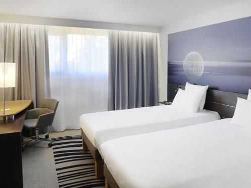 Ένα ή περισσότερα κρεβάτια σε δωμάτιο στο Novotel Caen Côte de Nacre