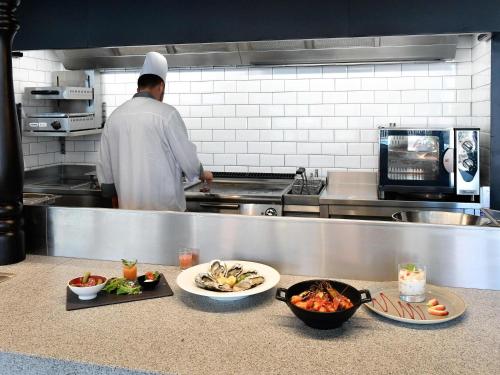 Η κουζίνα ή μικρή κουζίνα στο Novotel Caen Côte de Nacre