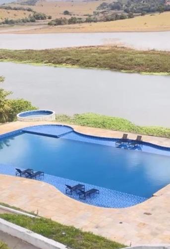 an overhead view of a swimming pool with tables and chairs at Lagamar Hotel Varginha in Varginha