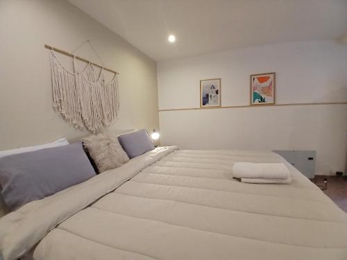 ゴドイ・クルスにあるNY Palmaresの部屋にある大きな白いベッドのある寝室