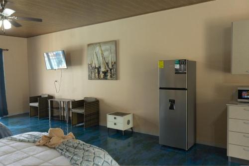 ChumicalにあるApartamento 02のキッチン(冷蔵庫、テーブル付)が備わる客室です。