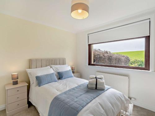 Postel nebo postele na pokoji v ubytování 3 Bed in Falkirk 96124