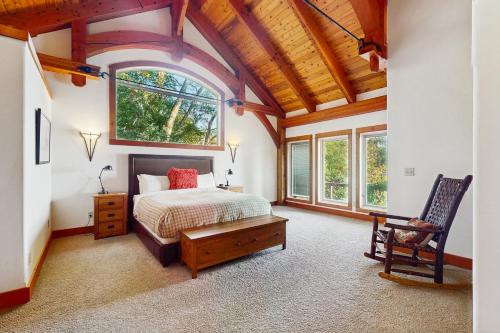 Postel nebo postele na pokoji v ubytování Bottle Bay Lakefront Lodge