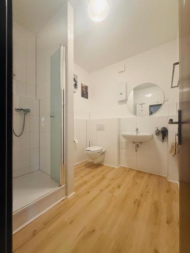 a bathroom with a shower and a toilet and a sink at Emilbnb in der Monheimer Straße in Monheim