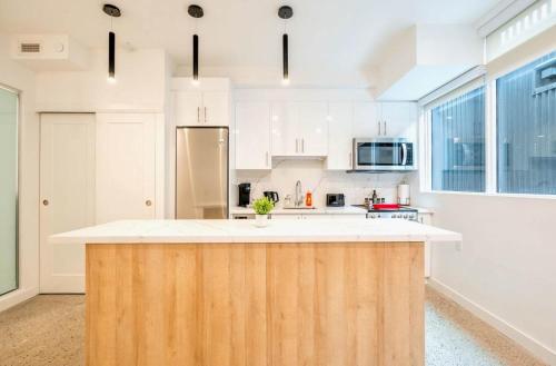Η κουζίνα ή μικρή κουζίνα στο The Roland Peaceful 2BR Basement Suite Near Downtown Toronto