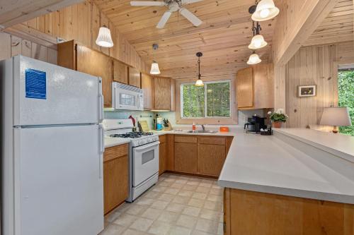 Una cocina o zona de cocina en Rustic Fawn Cabin in Boulder Junction WI