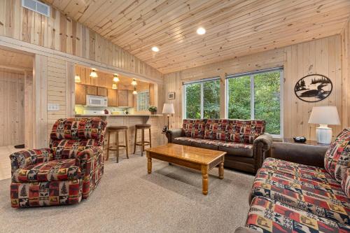 Zona de estar de Rustic Fawn Cabin in Boulder Junction WI