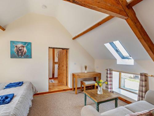 Postel nebo postele na pokoji v ubytování 2 Bed in Ludlow 96046