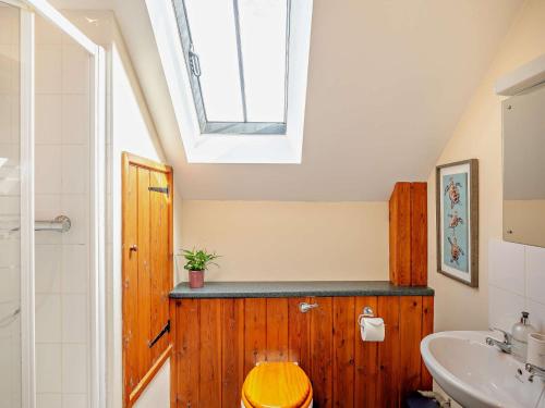 Ένα μπάνιο στο 2 Bed in Ludlow 96046