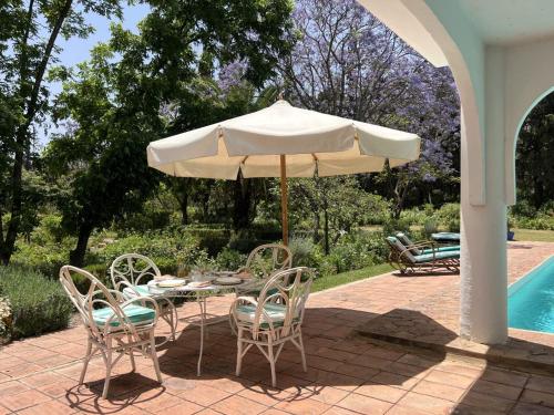 Der Swimmingpool an oder in der Nähe von Villa Ruspoli
