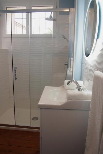 Bilik mandi di Hostellerie Le Rococo - Couquèques