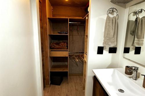 Central Medellin Modern Loft - Balcony and Transit في ميديلين: حمام صغير مع حوض ومرآة