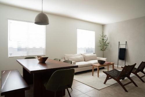 TV a/nebo společenská místnost v ubytování Stylish Desert Retreat - Pet Friendly!