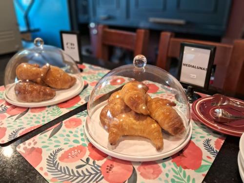 two plates of pastries sitting on a table at CASABLANCA CATAMARCA Guest House in San Fernando del Valle de Catamarca