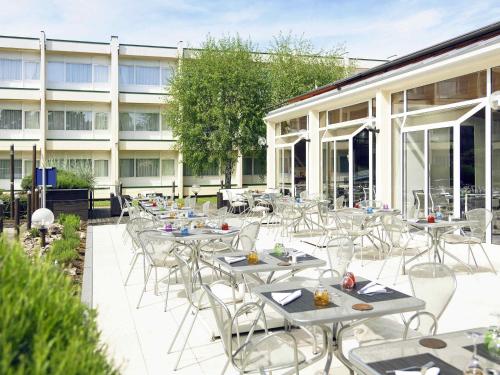 a group of tables and chairs on a patio at Novotel Chartres in Chartres
