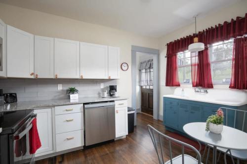 Η κουζίνα ή μικρή κουζίνα στο 4th Ave East Lake Stunner