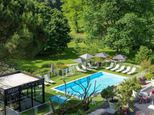Πισίνα στο ή κοντά στο Novotel Grenoble Nord Voreppe