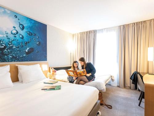 Ένα ή περισσότερα κρεβάτια σε δωμάτιο στο Novotel Grenoble Nord Voreppe