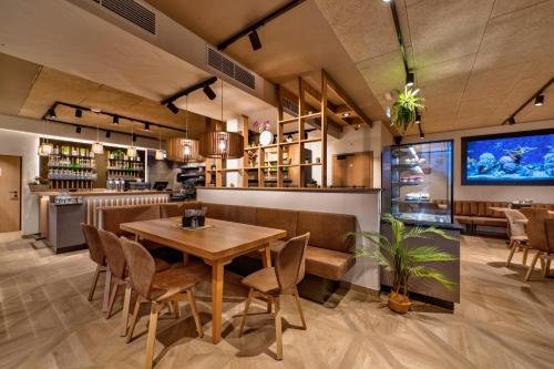 un restaurante con mesa de madera y sillas en Groß Genuss, en Kaibing
