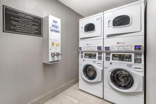 a laundry room with two washer and dryer at Best Western Downtown PLUS Music Row in Nashville