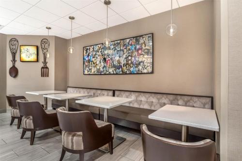 a restaurant with tables and chairs and a painting on the wall at Best Western Downtown PLUS Music Row in Nashville