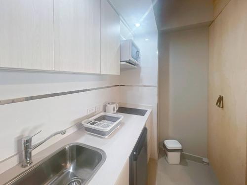 eine kleine Küche mit Spüle und Toilette in der Unterkunft Ayres Suites Moreno in Buenos Aires