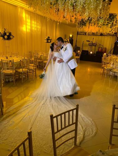a bride and groom kissing in the middle of a dance at Hotel Oxford Barranquilla in Barranquilla