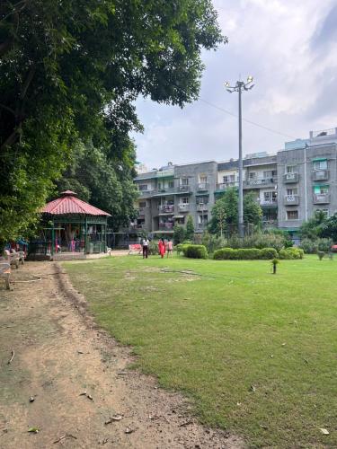 Taman di luar Vibrant city suites