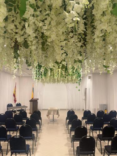 a room with chairs and a ceiling with flowers at Hotel Oxford Barranquilla in Barranquilla