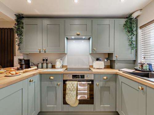 Η κουζίνα ή μικρή κουζίνα στο 2 Bed in Bollington 94785
