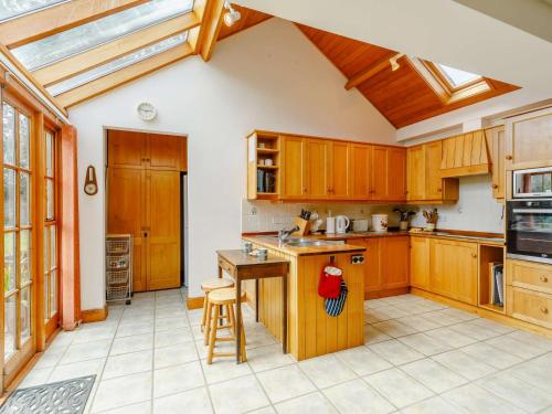 Una cocina o zona de cocina en 2 Bed in Hexham 88443