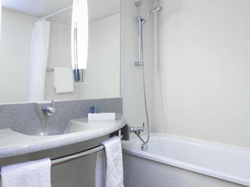 Un baño de Novotel Rouen Sud Zenith Parc Expo