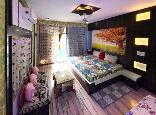 Ένα ή περισσότερα κρεβάτια σε δωμάτιο στο Shri Radhe Home Stay