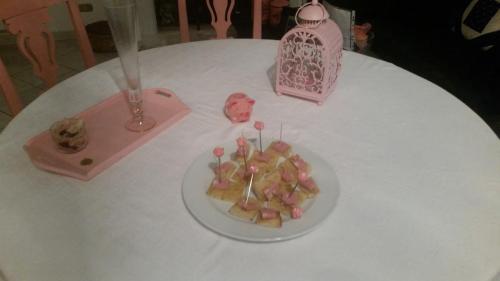 una mesa blanca con un plato de comida. en La Casa di Milady, en Genzano di Roma