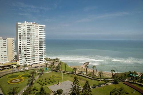 vistas al océano y a un edificio alto en Industrial 3BR With OCEAN View, en Lima