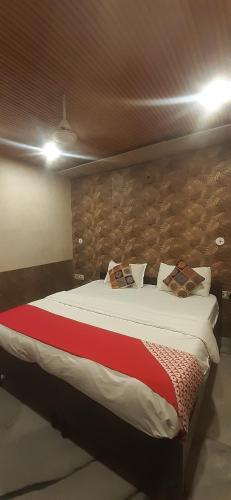 a bedroom with a large bed in a room at Hotel Metro Residency Kalkaji in New Delhi