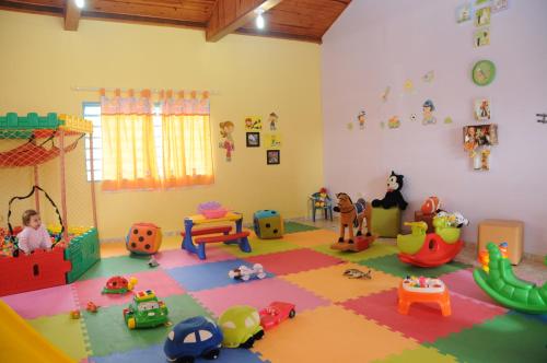 a small child's room filled with toys and toys at Hotel Fazenda Santa Maria in Serra Negra