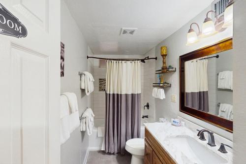 パイントップ・レイクサイドにあるDam Fun Cabinの洗面台とトイレを備えた白いバスルーム