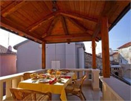 eine Terrasse mit einem Tisch und Stühlen auf dem Balkon in der Unterkunft Krk centar in Krk