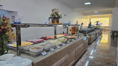 Una línea de buffet con muchos tipos diferentes de comida. en diRoma Lacqua I direto com o Grupo diRoma com acesso ao Acqua Park e Café da manhã, en Caldas Novas