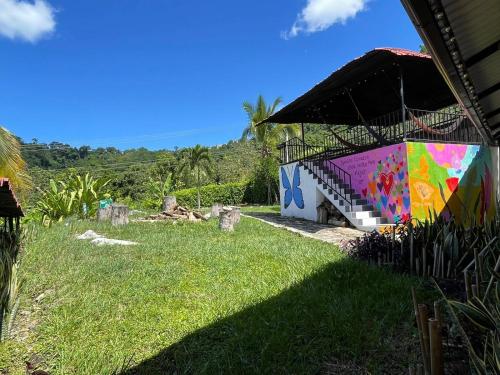 a house with a mural on the side of it at Casa Campestre Villateresita in Anapoima
