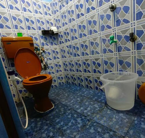 baño con aseo y cubo en Waves Homestay, en Pondicherry