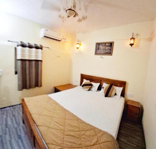 Postel nebo postele na pokoji v ubytování Sadhna Sadan Homestay