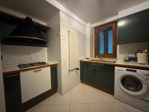 マテーラにあるHoliday Properties Matera Ridola Roomsのキッチン(洗濯機付)