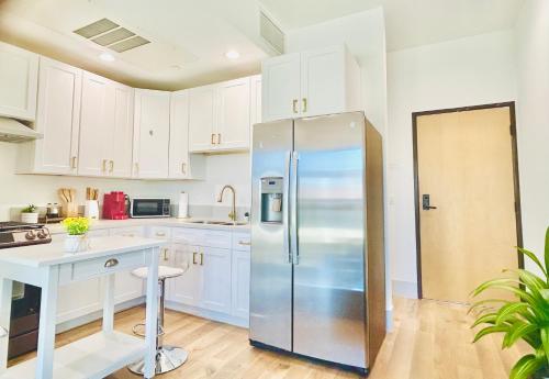 Η κουζίνα ή μικρή κουζίνα στο Newly Gated Stylish Steps to Hollywood 2B2B