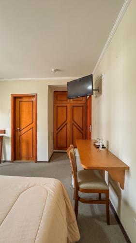 Un ou plusieurs lits dans un hébergement de l'établissement Pousada Vilage Inn Capivari Campos do Jordão