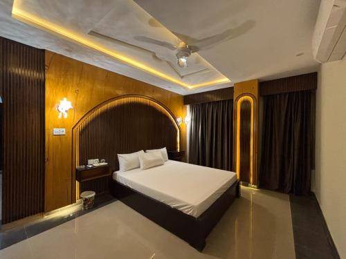 a bedroom with a bed in a room at Sapphire Stays Hotel and Restaurant Peshawar in Peshawar