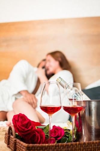a man and a pregnant woman with wine glasses at Mantra Hotel Boutique in Santa Marta