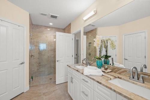 a bathroom with two sinks and a shower at Datura Dreams in Southgate